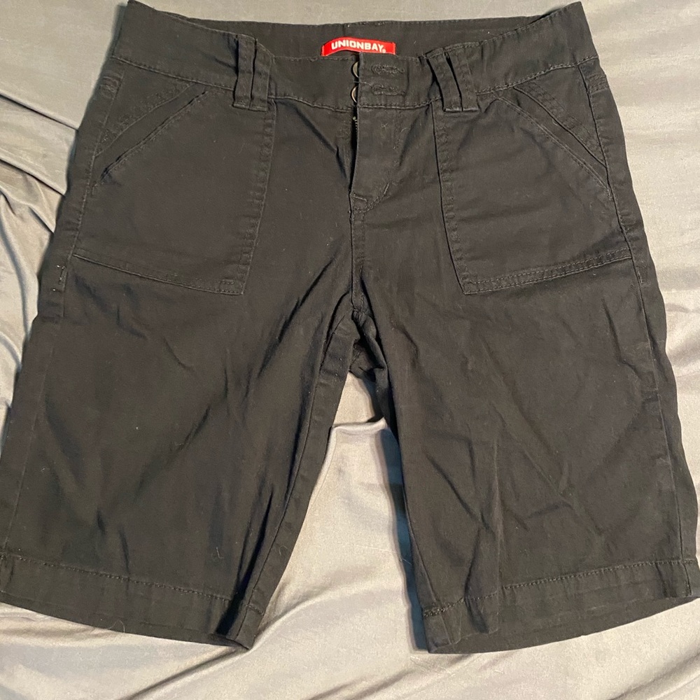 BLACK BERMUDA SHORTS